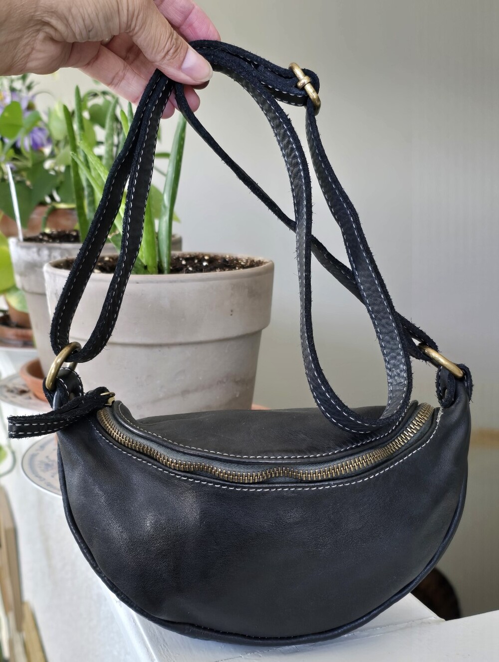 Bolsa Nova (Free People) Black Leather Crescent Shoulder/ Crossbody Bag